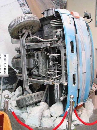 高速道路が落下して転倒したトラック