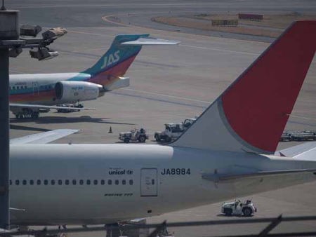 羽田空港でフライトを待つ