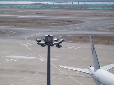 羽田空港でフライトを待つ