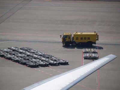 羽田空港でフライトを待つ