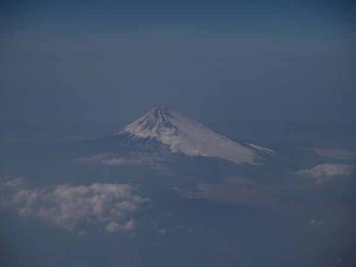 機窓より富士山を望む