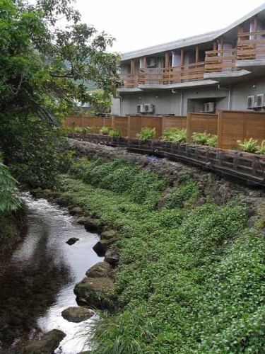 川に沿うホテル棟(西表島温泉)
