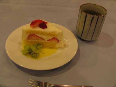 デザートのケーキと日本茶(西表島温泉)