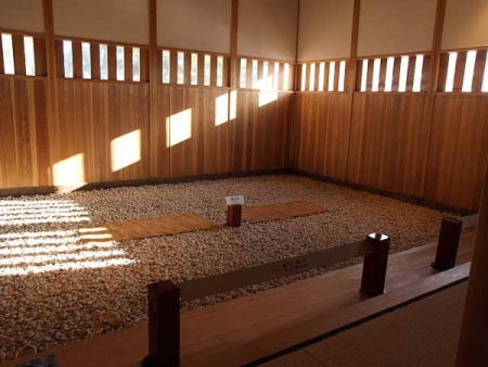 奉行所内のお白州
