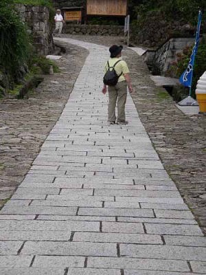 今では舗装道路(中仙道馬籠宿)
