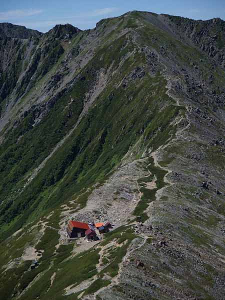北岳山荘を望む(北岳山頂付近)