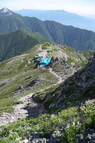 北岳肩の小屋を望む(北岳山頂付近)
