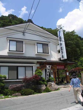 参道でソバを喰う(山寺)