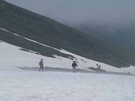 再び雪渓を歩く(姥ヶ岳)