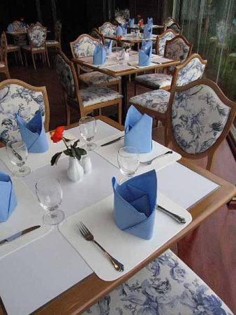 ホテル・レストランにて(ローズ・ガーデン)